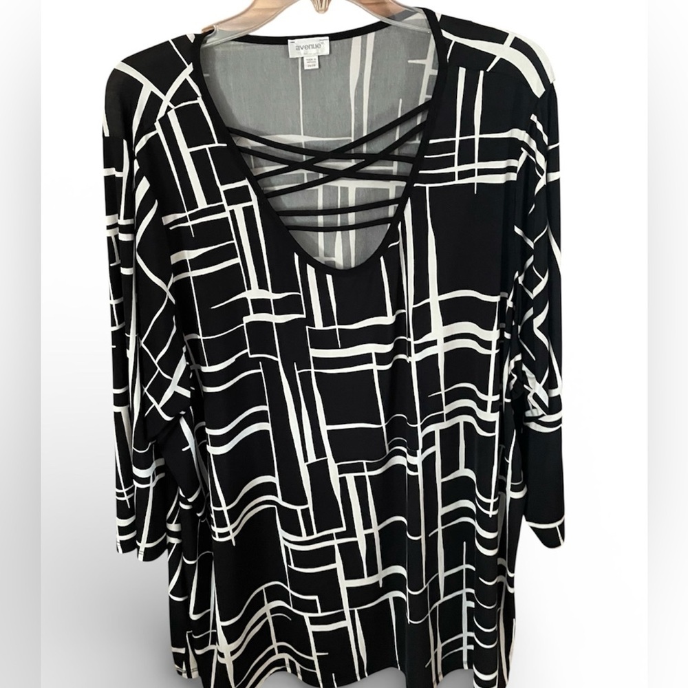 Women’s Black and White Geometric Top Plus Size 26W